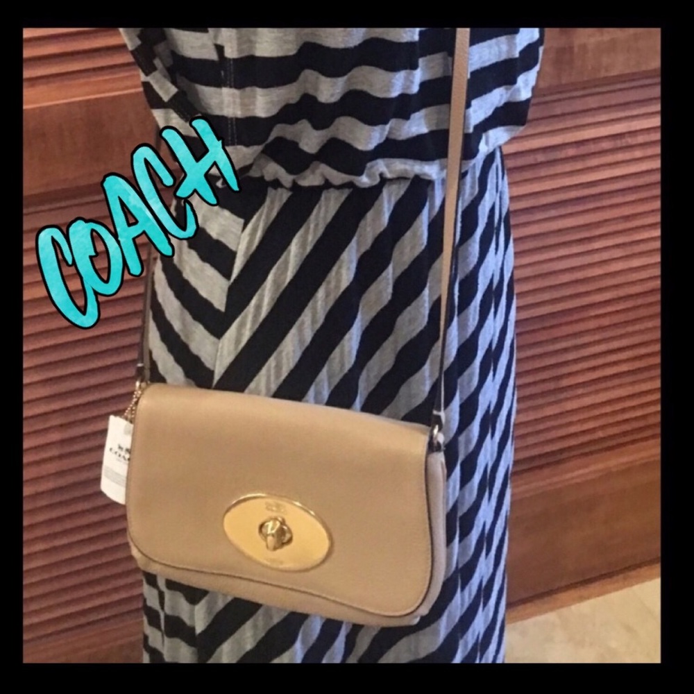 ❤️NWT❤️ — COACH Liv pouch crossbody bag